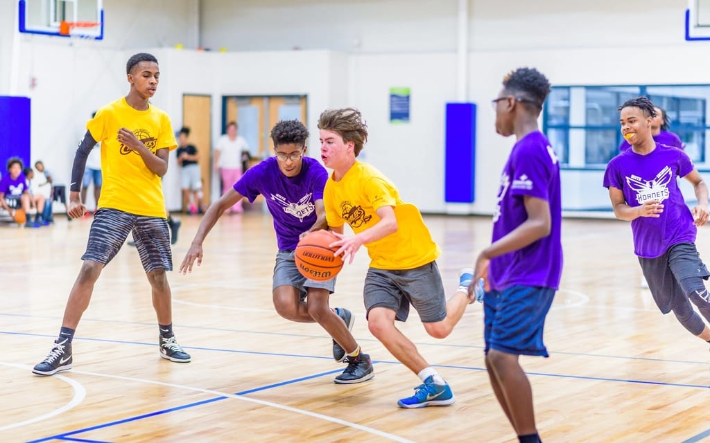 Jeunes joueurs lors d’un camp de basket pendant les vacances scolaires