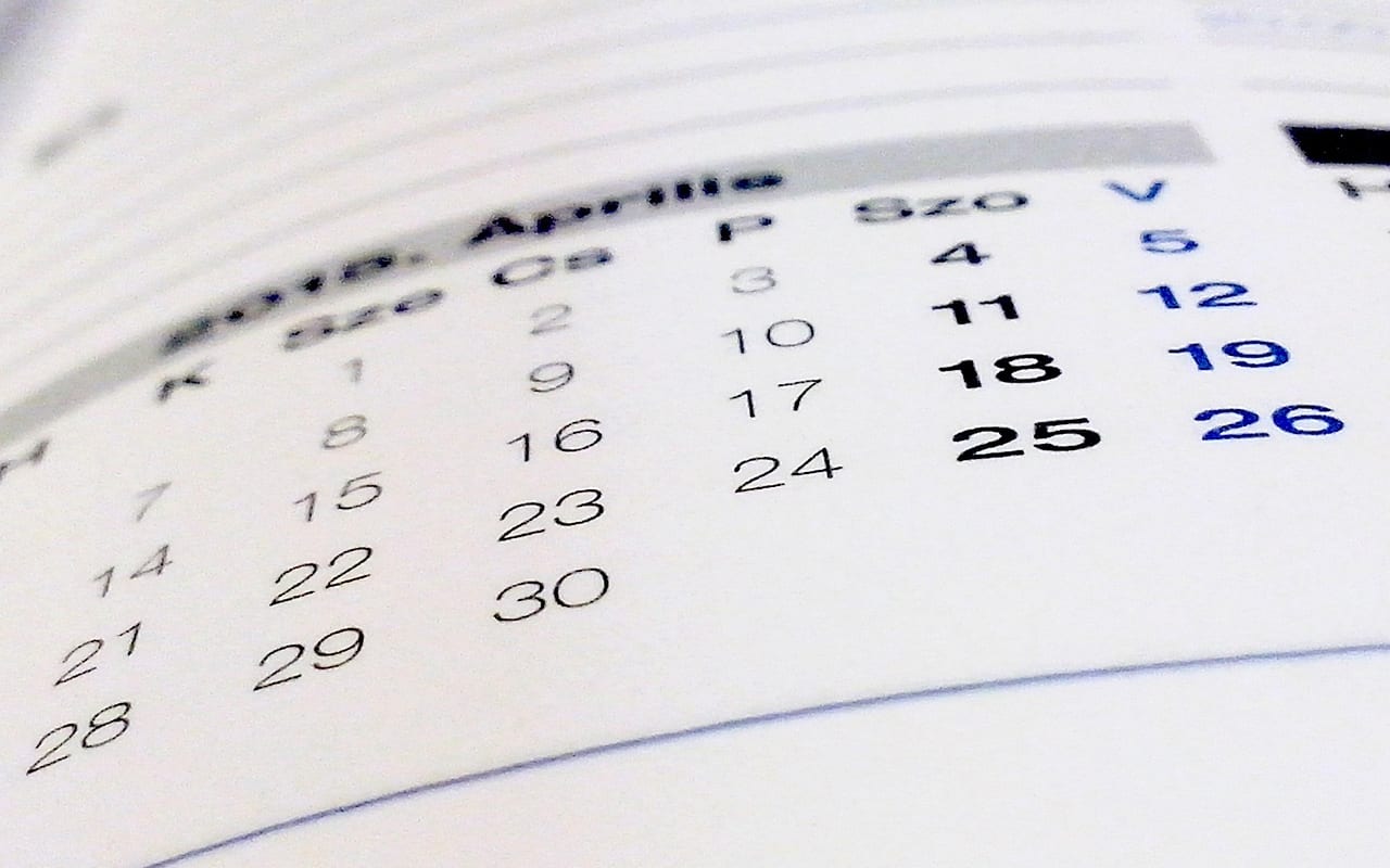 Page de calendrier ouverte, dates alignées en colonnes